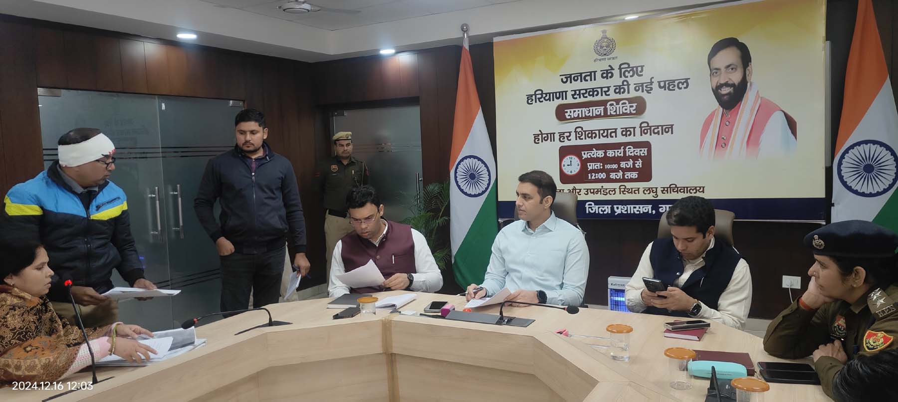 फोटो नंबर-04: गुरुग्राम में समाधान शिविर में शिकायतें सुनते डीसी अजय कुमार। फोटो नंबर-04: गुरुग्राम में समाधान शिविर में शिकायतें सुनते डीसी अजय कुमार।