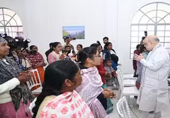 नक्सली हमले में जान गंवाने वालों के परिजनों से मिले गृहमंत्री नक्सली हमले में जान गंवाने वालों के परिजनों से मिले गृहमंत्री