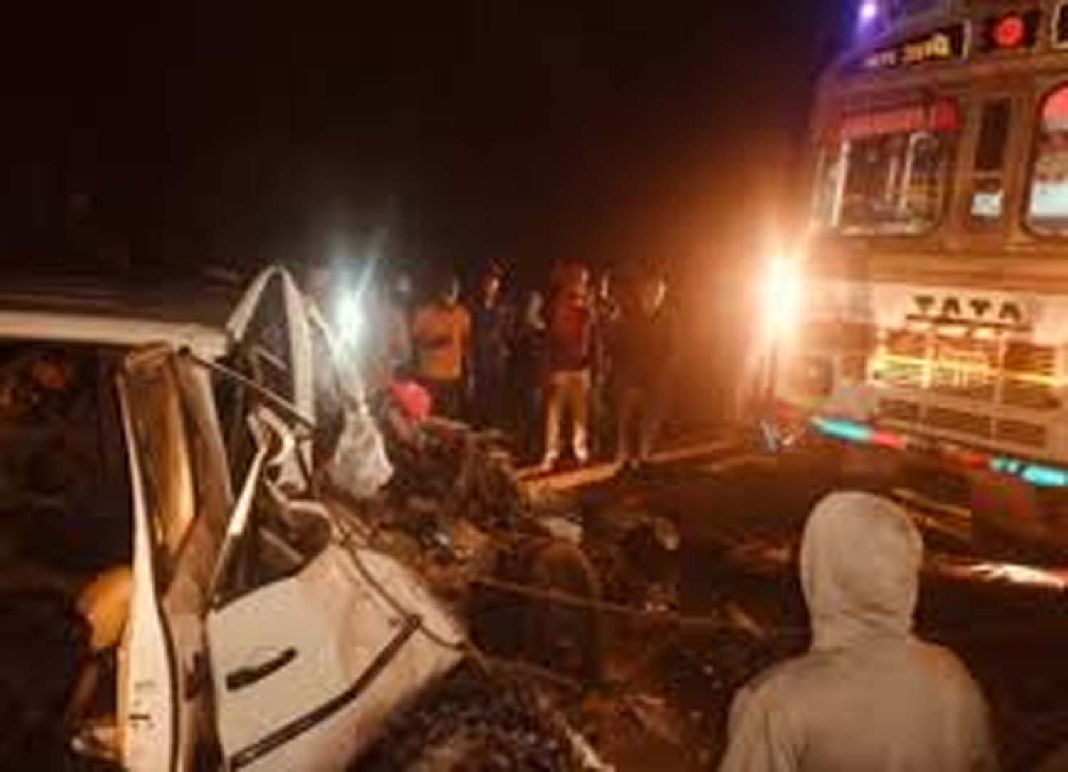 कार-ट्रक में एक्सीडेंट के बाद छतिग्रस्त कार कार-ट्रक में एक्सीडेंट के बाद छतिग्रस्त कार