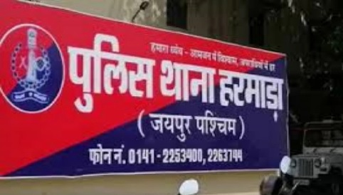 मर्सिडीज कार ने साइकिल सवार को कुचला मर्सिडीज कार ने साइकिल सवार को कुचला