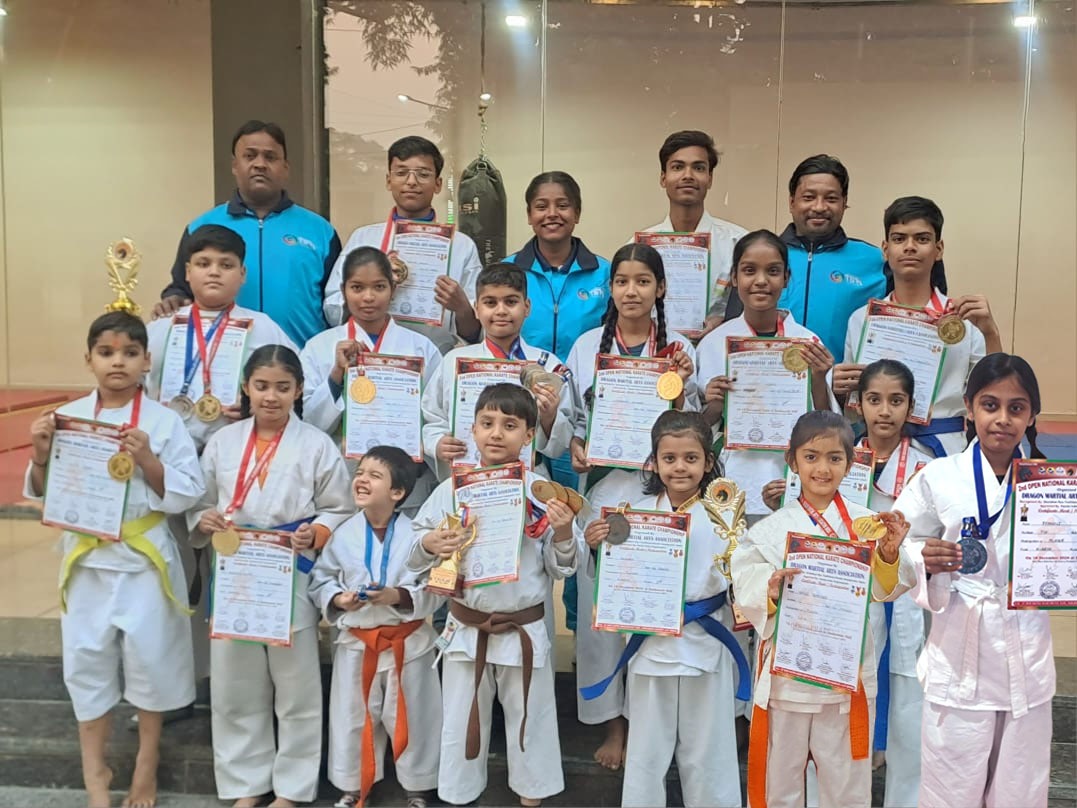 नेशनल कराटे चैंपियनशिप के बाद खिलाड़ियों का फोटो नेशनल कराटे चैंपियनशिप के बाद खिलाड़ियों का फोटो