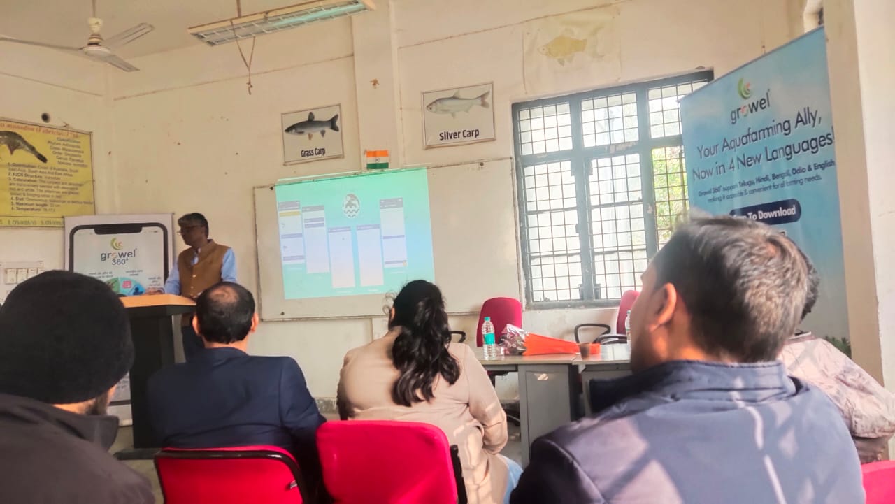 एक्वाकल्चर के विषय में जानकारी देते योगेश सचान एक्वाकल्चर के विषय में जानकारी देते योगेश सचान
