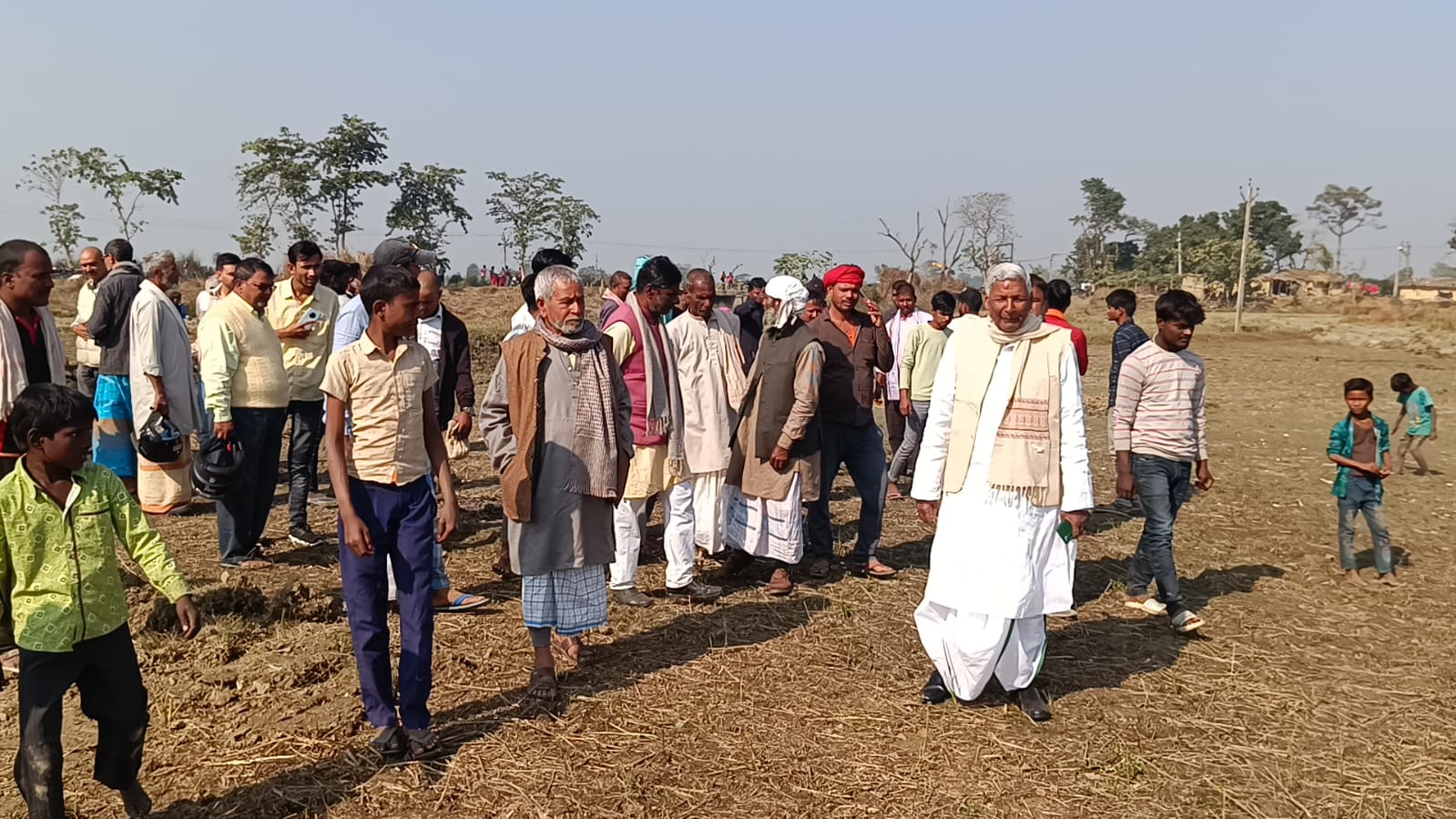 बांध का विरोध करते किसान बांध का विरोध करते किसान