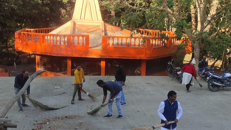 धार्मिक एवं पर्यटन स्थलों की सफाई