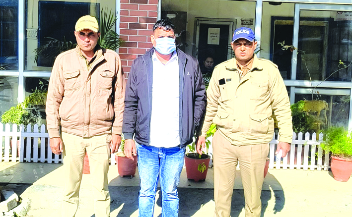 पुलिस गिरफ्त में आरोपित पुलिस गिरफ्त में आरोपित