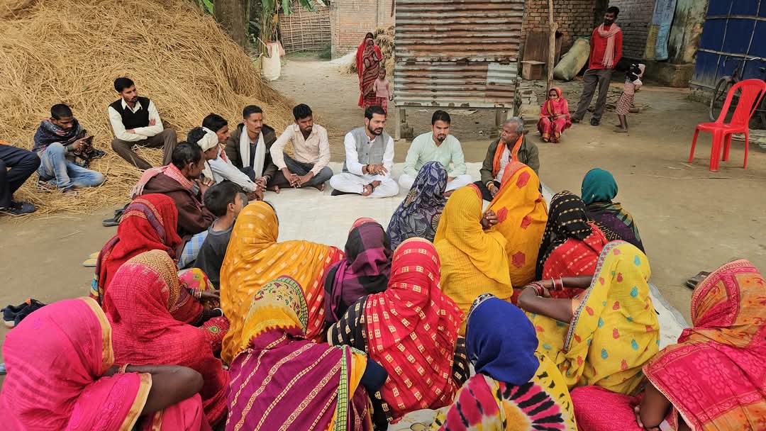 अररिया फोटो:राजद नेता ग्रामीण महिलाओं को योजना की जानकारी देते अररिया फोटो:राजद नेता ग्रामीण महिलाओं को योजना की जानकारी देते