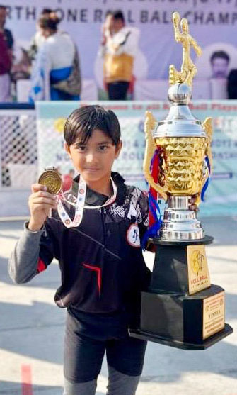 16 Snp- सोनीपत: जीत के बाद ट्राफी व पदक के साथ विजेता हिमांगी। 16 Snp- सोनीपत: जीत के बाद ट्राफी व पदक के साथ विजेता हिमांगी।