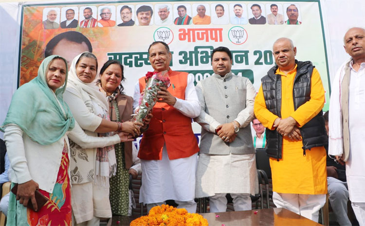 16 Snp-6  सोनीपत: भाजपा प्रदेशाध्यक्ष मोहनलाल बड़ौली         ने सदस्यता अभियान के दौरान स्वागत करते कार्यकर्ता