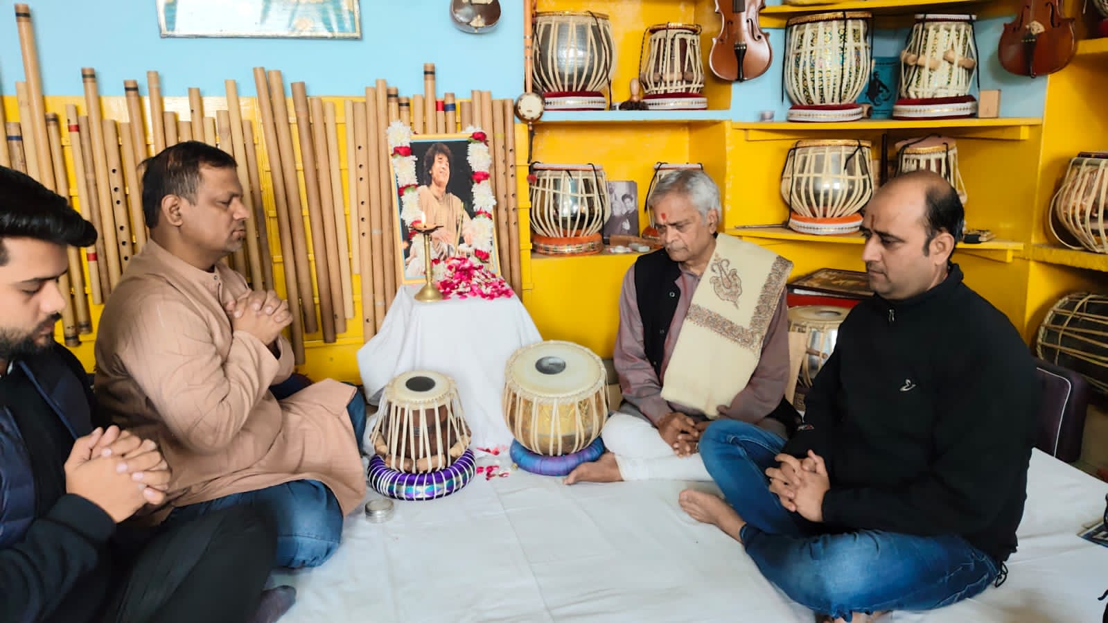 मीरघाट में तबला वादक पद्म विभूषण जाकिर हुसैन को श्रद्धांजलि देते कलाकार: फोटो बच्चा गुप्ता मीरघाट में तबला वादक पद्म विभूषण जाकिर हुसैन को श्रद्धांजलि देते कलाकार: फोटो बच्चा गुप्ता