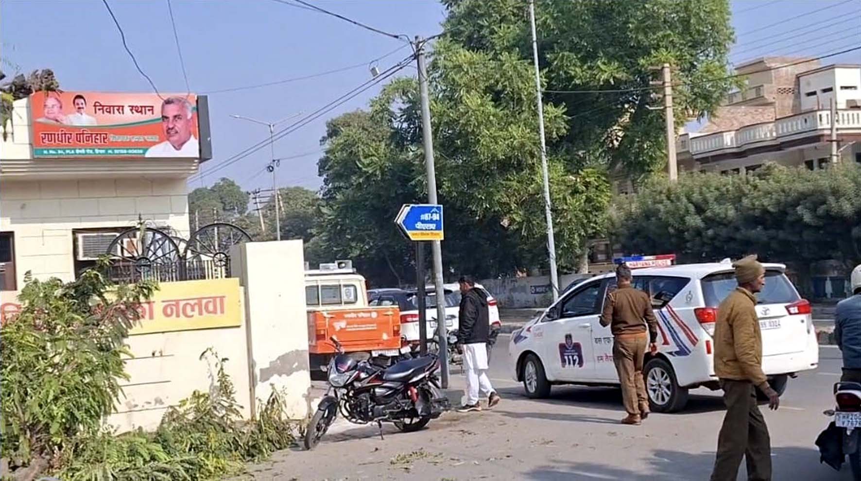 विधायक रणधीर पनिहार का आवास, जिसमें घुसकर घायल ने जान बचाई। विधायक रणधीर पनिहार का आवास, जिसमें घुसकर घायल ने जान बचाई।