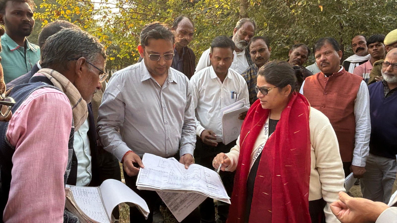 जमीन की पैमाइश कराती जिलाधिकारी प्रियंका निरंजन। जमीन की पैमाइश कराती जिलाधिकारी प्रियंका निरंजन।