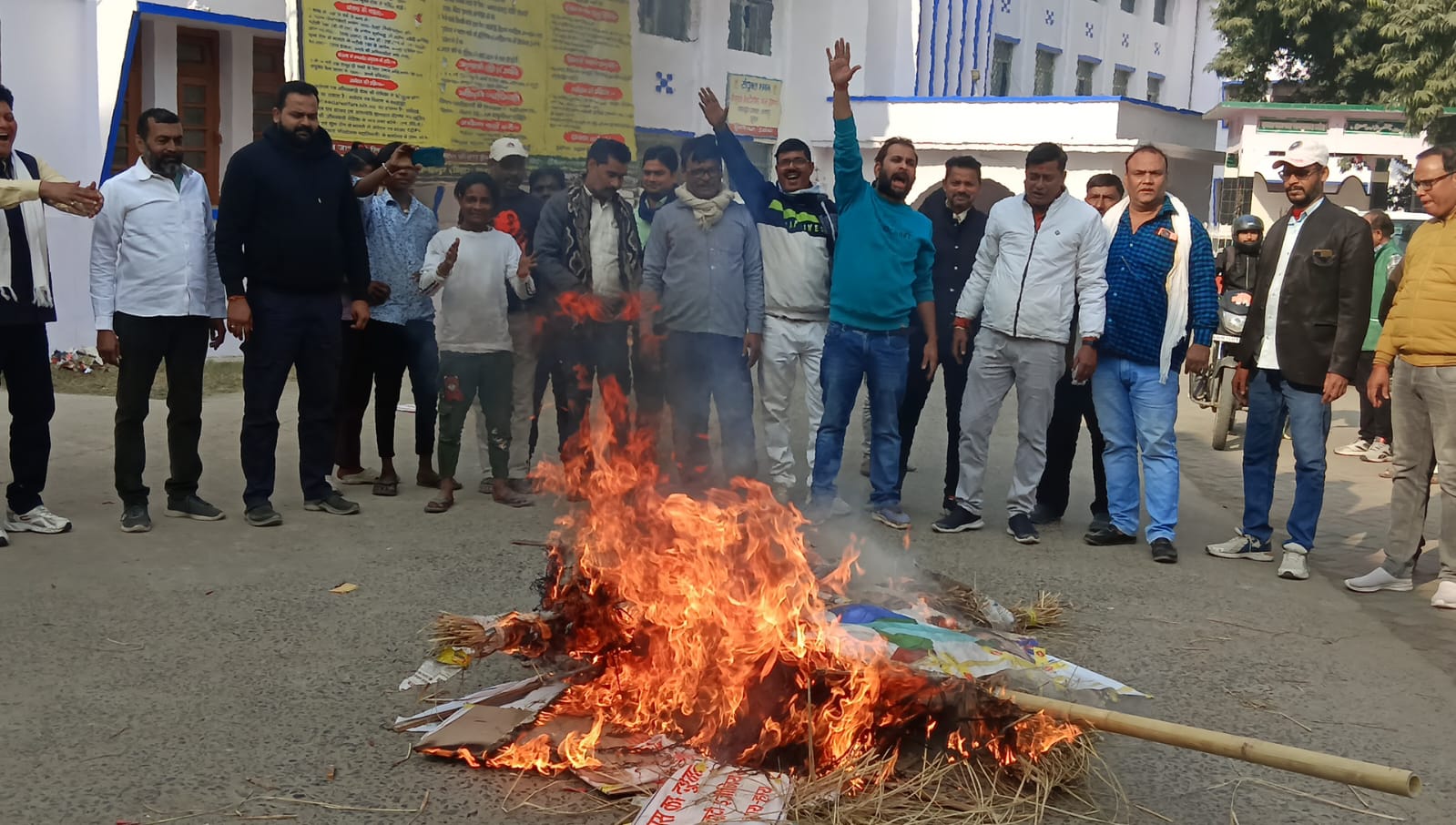पुतला जलाते पार्षद पुतला जलाते पार्षद