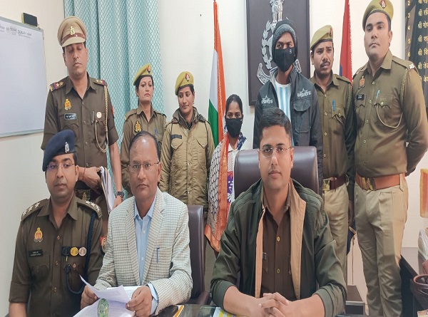 हत्या की घटना का खुलासा करते पुलिस अधिकारी, पीछे खड़े आरोपित हत्या की घटना का खुलासा करते पुलिस अधिकारी, पीछे खड़े आरोपित