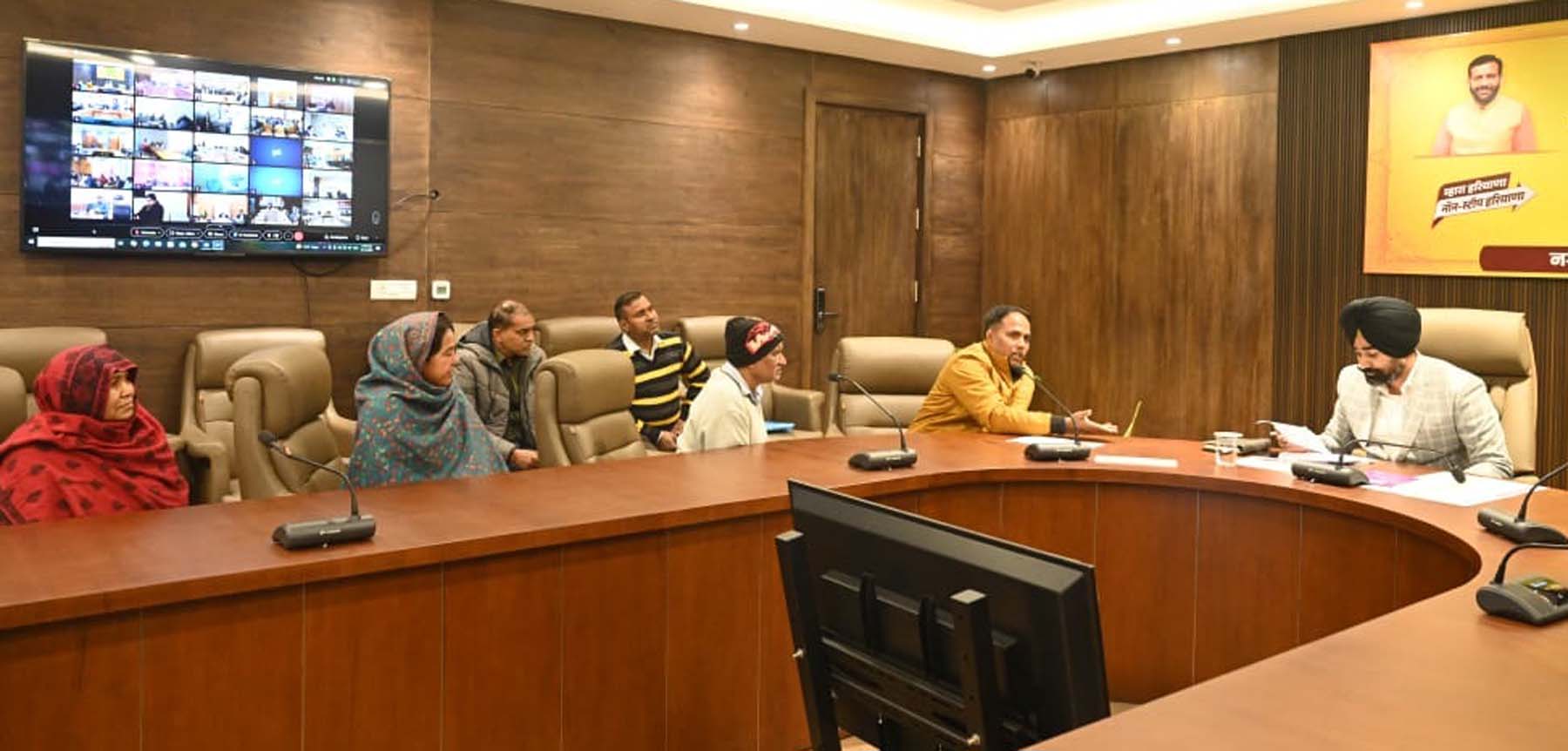 फोटो नंबर-06: गुरुग्राम नगर निगम में शिकायतें सुनते अतिरिक्त निगमायुक्त डा. बलप्रीत सिंह। फोटो नंबर-06: गुरुग्राम नगर निगम में शिकायतें सुनते अतिरिक्त निगमायुक्त डा. बलप्रीत सिंह।