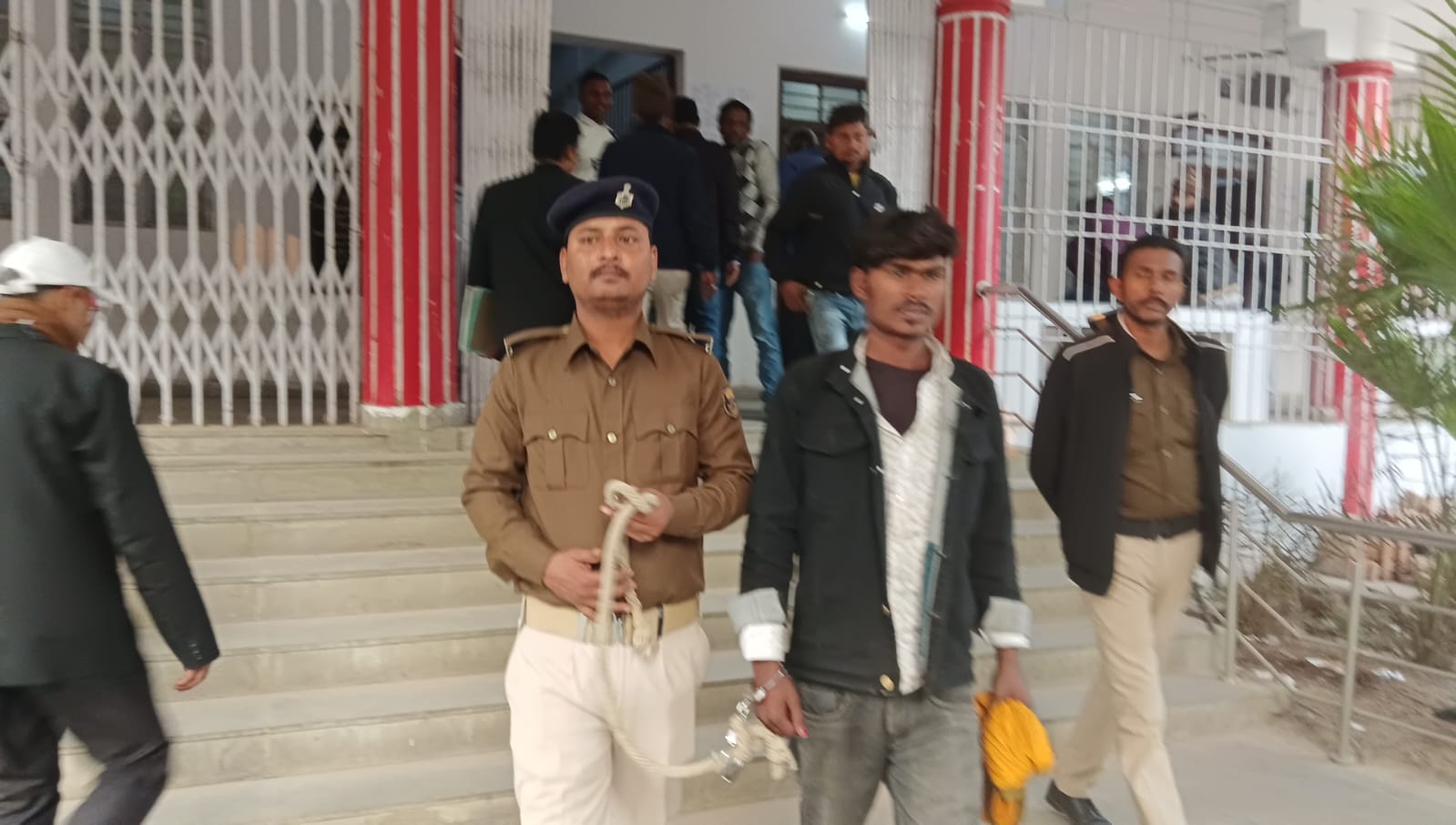 अभियुक्त को जेल ले जाती पुलिस