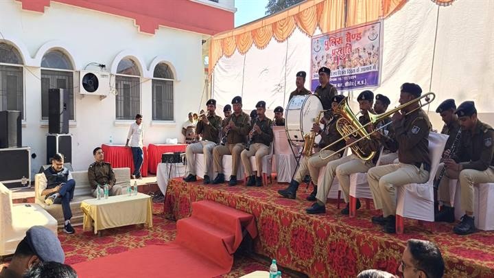 पुलिस बैंड दल के प्रदर्शन पुलिस बैंड दल के प्रदर्शन