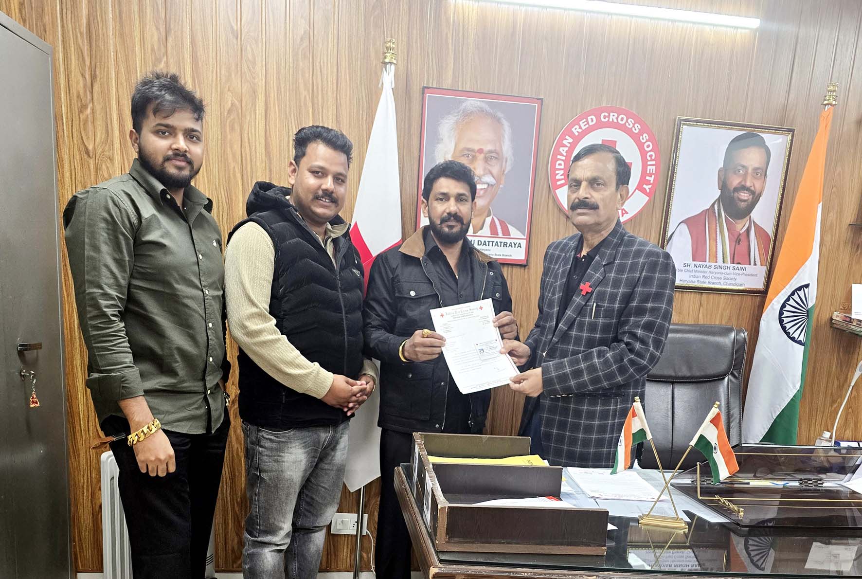 राज्य महासचिव मुकेश अग्रवाल ईश्वर भारती को सदस्यता पत्र सौंपते हुए। राज्य महासचिव मुकेश अग्रवाल ईश्वर भारती को सदस्यता पत्र सौंपते हुए।