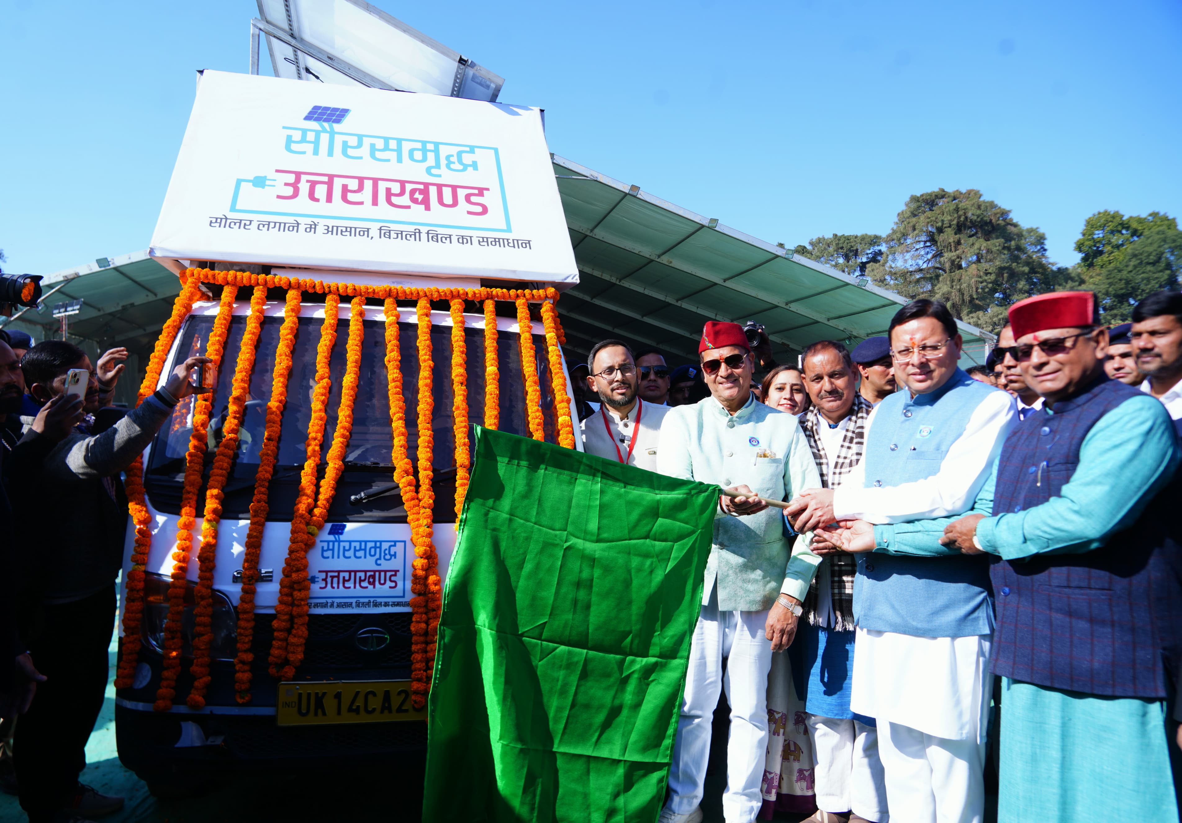 हरी झंडी दिखाते मुख्यमंत्री पुष्कर सिंह धामी। हरी झंडी दिखाते मुख्यमंत्री पुष्कर सिंह धामी।