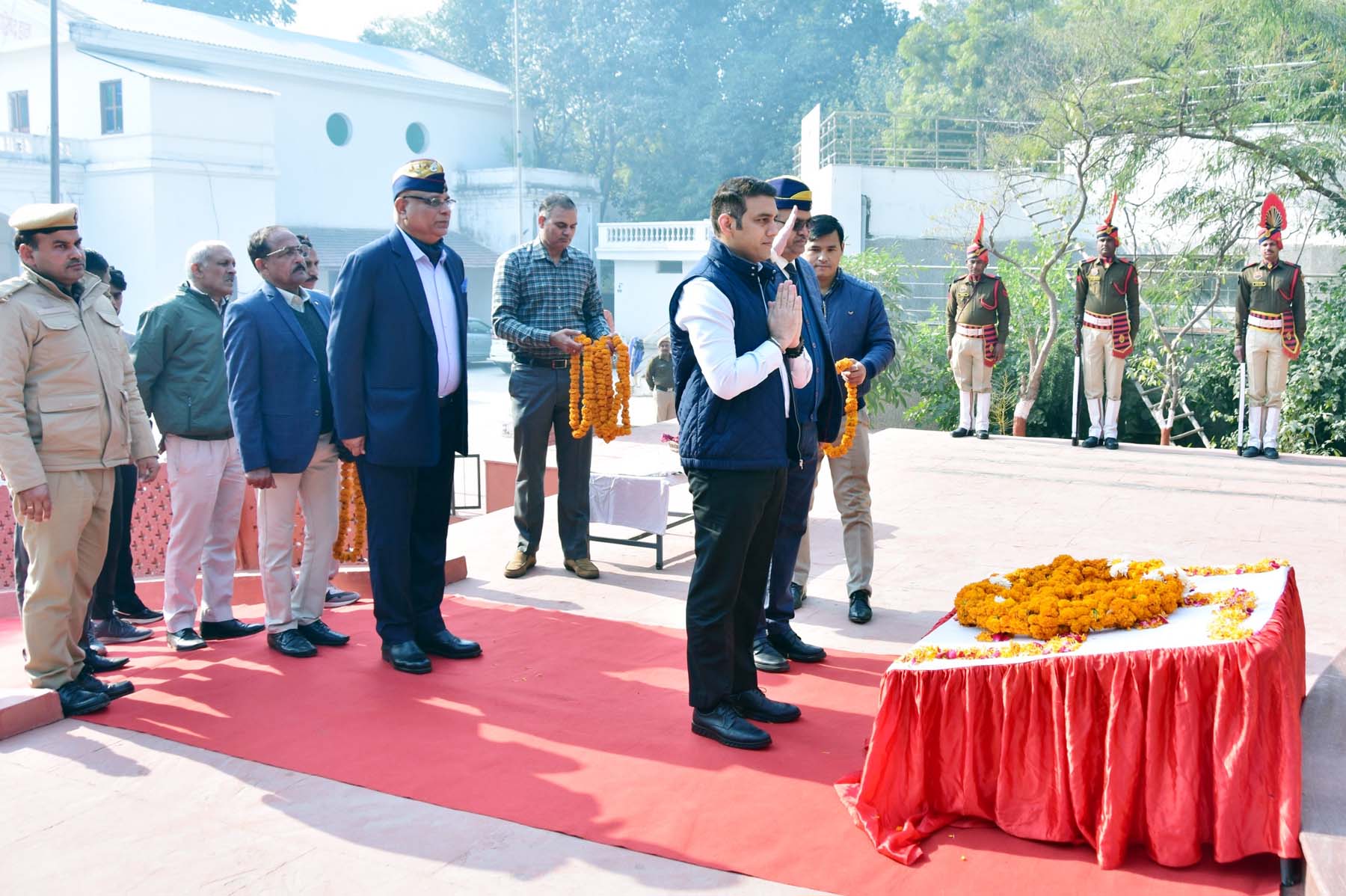 फोटो नंबर-02: गुरुग्राम में विजय दिवस पर स्वतंत्रता सेनानी जिला परिषद हॉल परिसर स्थित युद्ध स्मारक पर पुष्प चक्र अर्पित कर शहीदों को श्रद्धांजलि देते हुए डीसी अजय कुमार। फोटो नंबर-02: गुरुग्राम में विजय दिवस पर स्वतंत्रता सेनानी जिला परिषद हॉल परिसर स्थित युद्ध स्मारक पर पुष्प चक्र अर्पित कर शहीदों को श्रद्धांजलि देते हुए डीसी अजय कुमार।