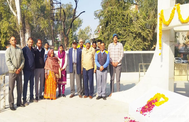 शहीदों को श्रद्धांजलि देते मेजर भारत भूषण व अन्य। शहीदों को श्रद्धांजलि देते मेजर भारत भूषण व अन्य।