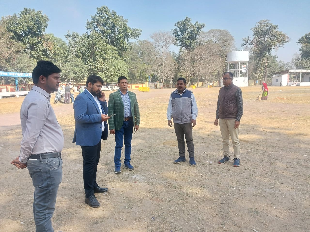 कोरबा सी.एस.ई.बी.ग्राउण्ड के सफाई का निरीक्षण करते अधिकारी कोरबा सी.एस.ई.बी.ग्राउण्ड के सफाई का निरीक्षण करते अधिकारी