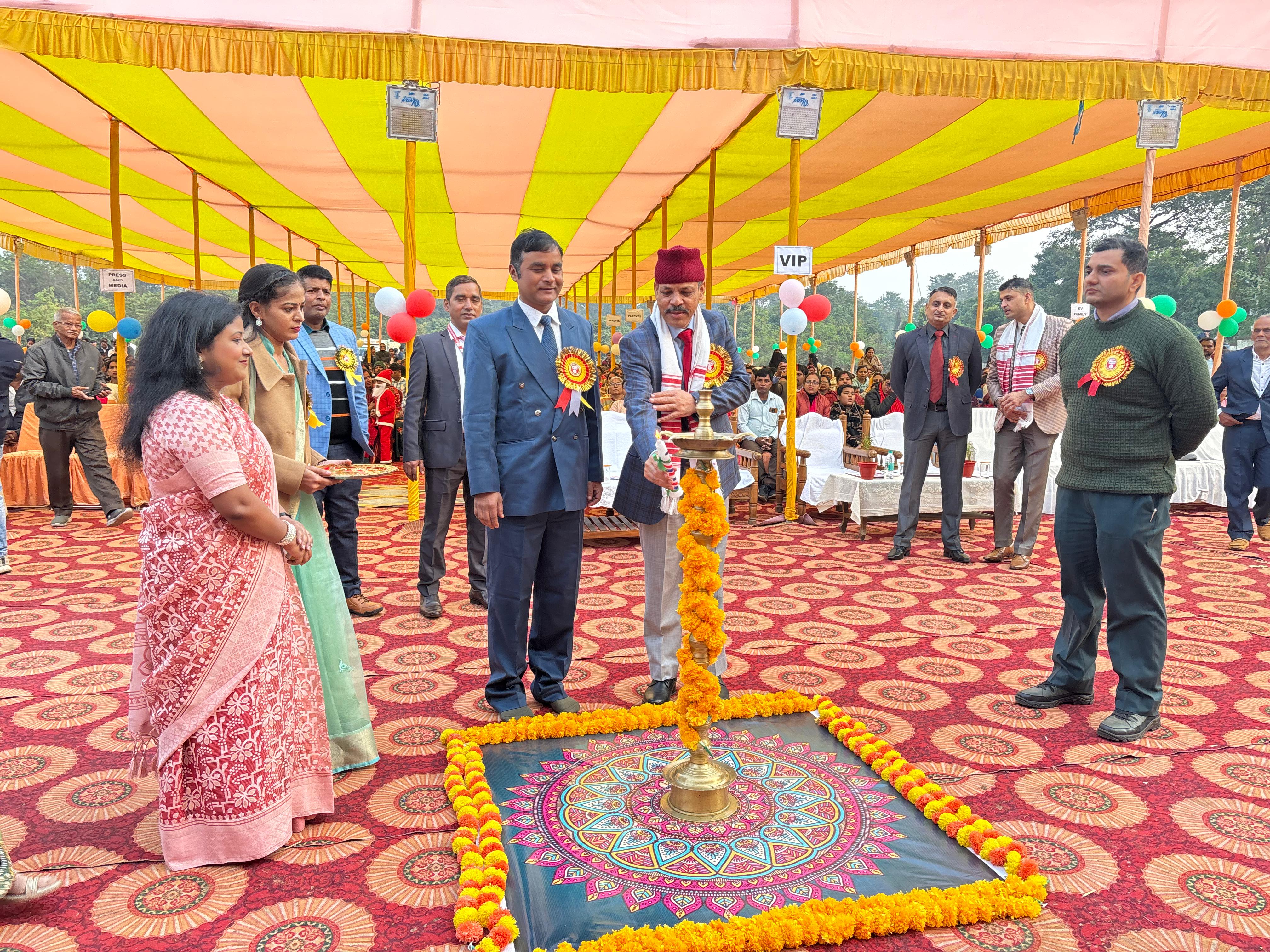 कार्यक्रम का उद्घाटन करते अतिथि