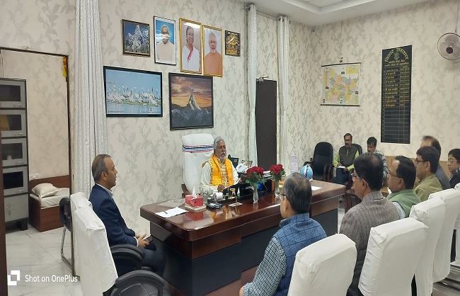 सहकारीता मंत्रीअधिकारियों के साथ बैठक करते सहकारीता मंत्रीअधिकारियों के साथ बैठक करते