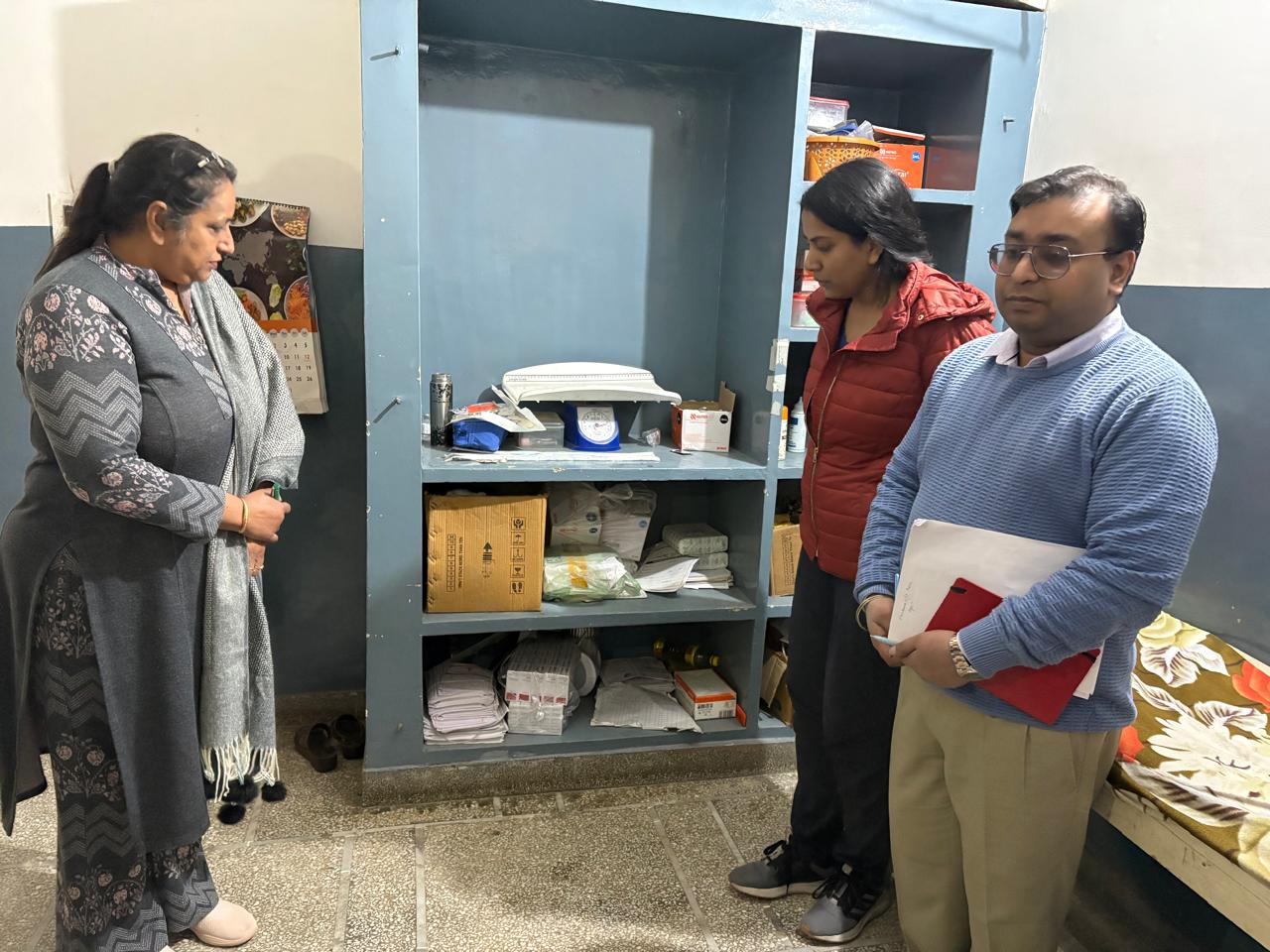 निजी हॉस्पिटल में निरीक्षण करते हुए सीएमओ डॉक्टर सिंगल वह उनकी टीम निजी हॉस्पिटल में निरीक्षण करते हुए सीएमओ डॉक्टर सिंगल वह उनकी टीम