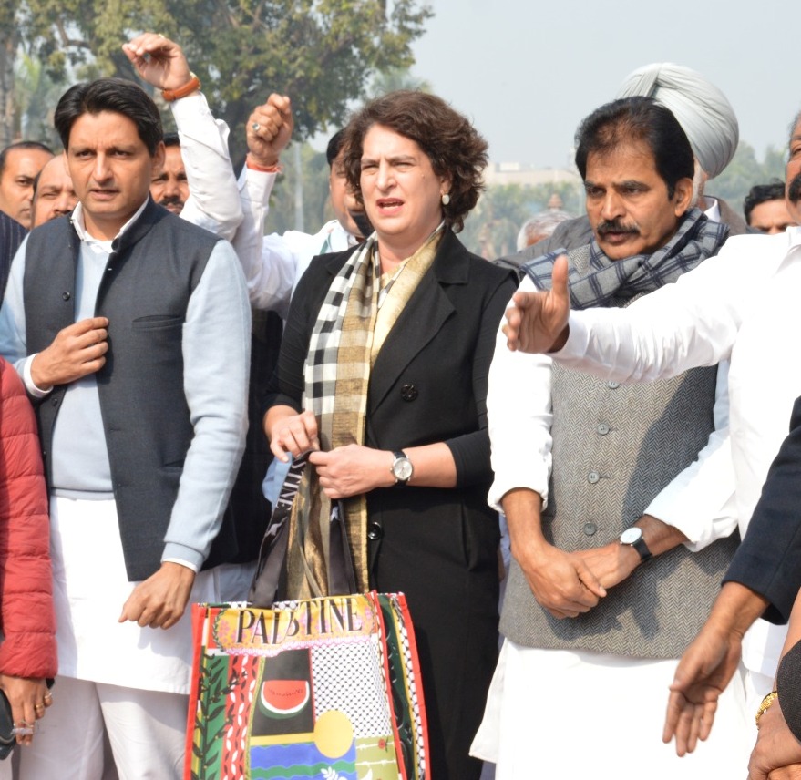 प्रियंका गांधी फिलिस्तीन लिखे बैग के साथ प्रदर्शन करते हुए प्रियंका गांधी फिलिस्तीन लिखे बैग के साथ प्रदर्शन करते हुए