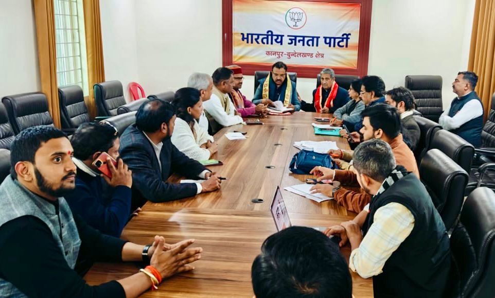 बैठक करते भाजपा के क्षेत्रीय अध्यक्ष प्रकाश पाल बैठक करते भाजपा के क्षेत्रीय अध्यक्ष प्रकाश पाल