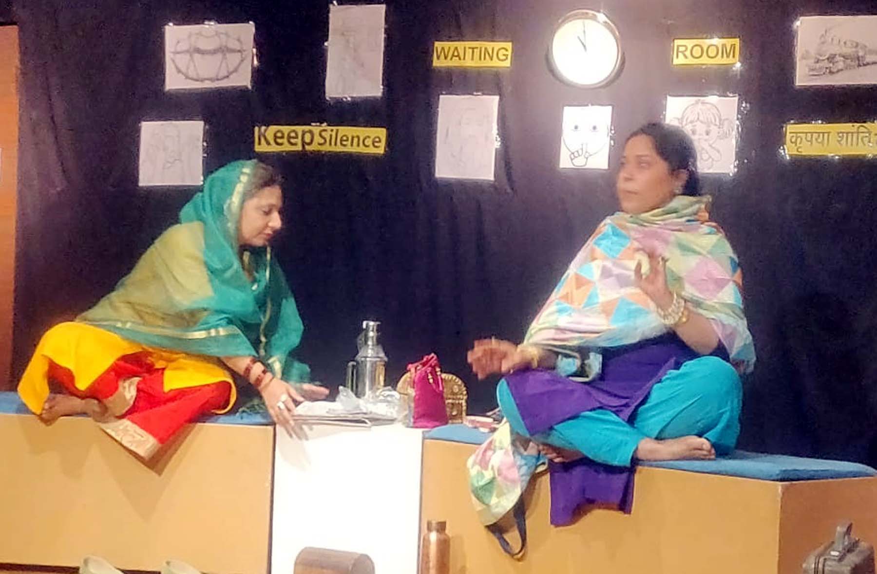फोटो नंबर-01: गुरुग्राम में नाटक खामोश औरतें का मंचन करते कलाकार। फोटो नंबर-01: गुरुग्राम में नाटक खामोश औरतें का मंचन करते कलाकार।
