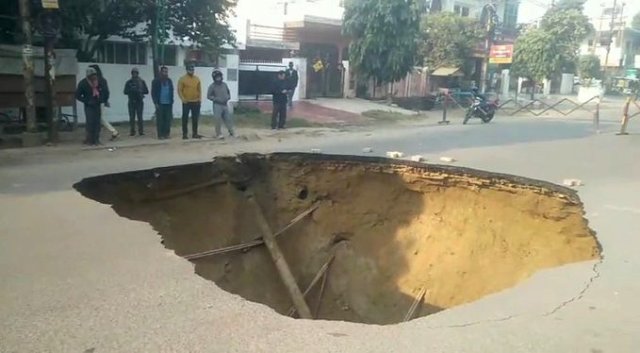 विकास नगर में धंसी सडक विकास नगर में धंसी सडक