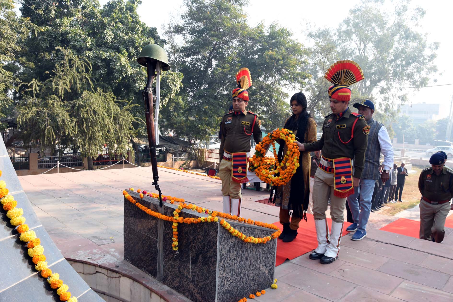 शहीद स्मारक पर शहीदों को श्रद्धांजलि देते अतिरिक्त उपायुक्त सी. जयाश्रद्घा व अन्य अधिकारीगण। शहीद स्मारक पर शहीदों को श्रद्धांजलि देते अतिरिक्त उपायुक्त सी. जयाश्रद्घा व अन्य अधिकारीगण।