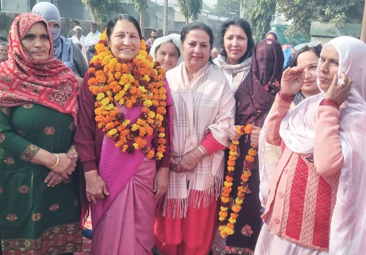16 Snp-2 सोनीपत:ग्रामीण विधायक कृष्ण गहलावत का स्वागत करते हुए। 16 Snp-2 सोनीपत:ग्रामीण विधायक कृष्ण गहलावत का स्वागत करते हुए।