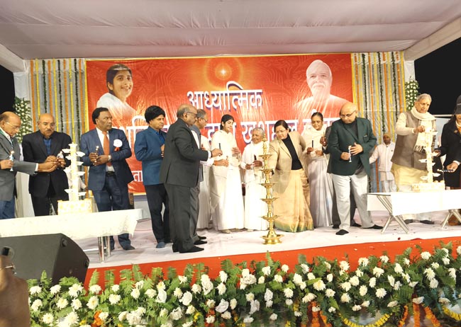 उद्घाटन करते उद्घाटन करते