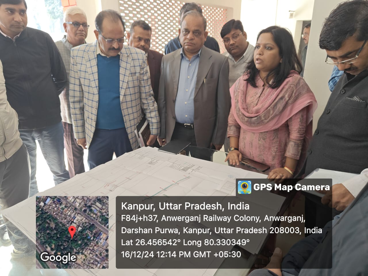 योजना बनाते अधिकारी योजना बनाते अधिकारी