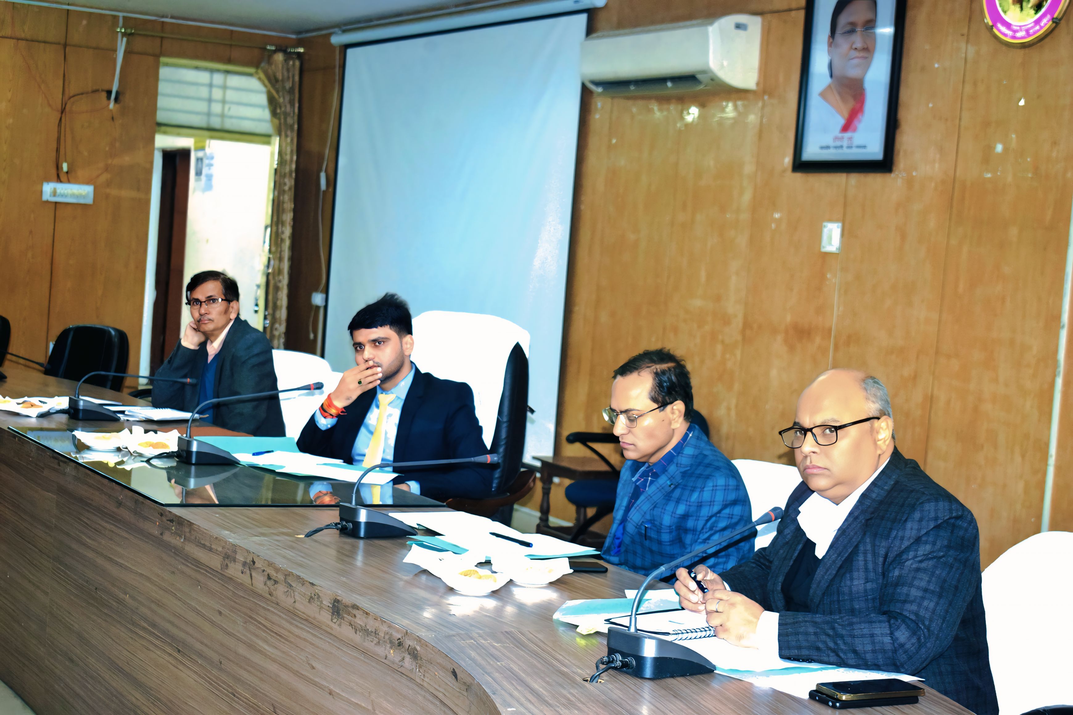 नमो ड्रोन दीदी योजना को लेकर अधिकारियों संग बैठक करते सीडीओ नमो ड्रोन दीदी योजना को लेकर अधिकारियों संग बैठक करते सीडीओ