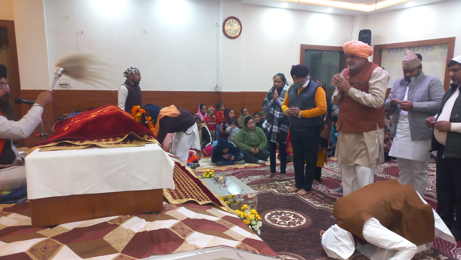 गुरुद्वारा में माथा देखते हुए कृषि मंत्री श्याम सिंह राणा गुरुद्वारा में माथा देखते हुए कृषि मंत्री श्याम सिंह राणा