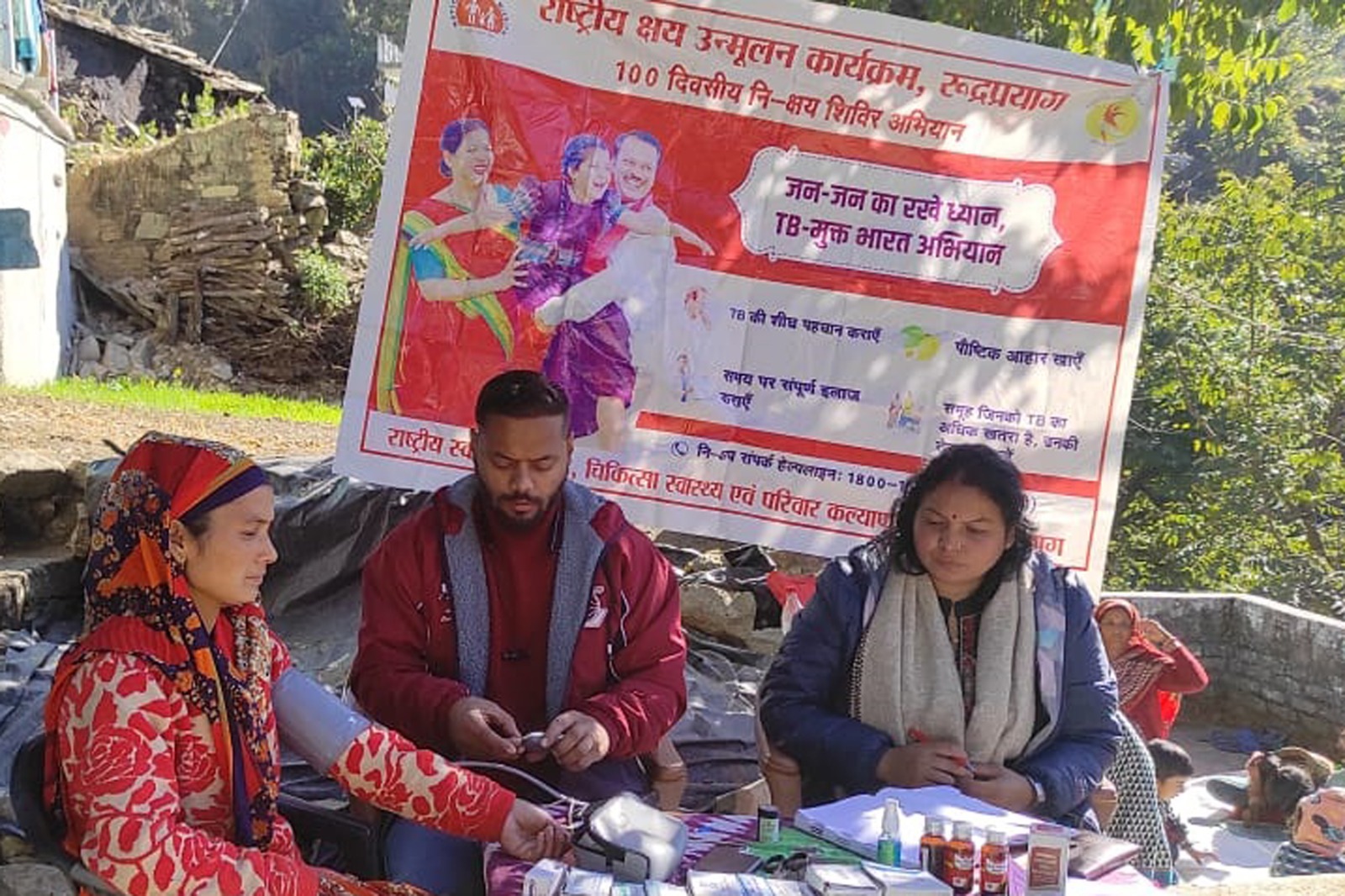 जन संवाद कार्यक्रम मैं शिकायत करते लोग जन संवाद कार्यक्रम मैं शिकायत करते लोग