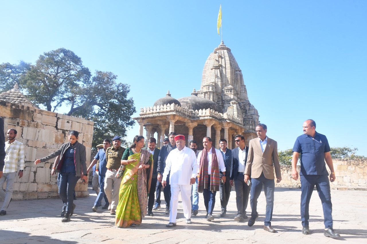 ऐतिहासिक चित्तौड़ दुर्ग का परिवार के साथ भ्रमण करते राज्यपाल थावरचंद गहलोत ऐतिहासिक चित्तौड़ दुर्ग का परिवार के साथ भ्रमण करते राज्यपाल थावरचंद गहलोत