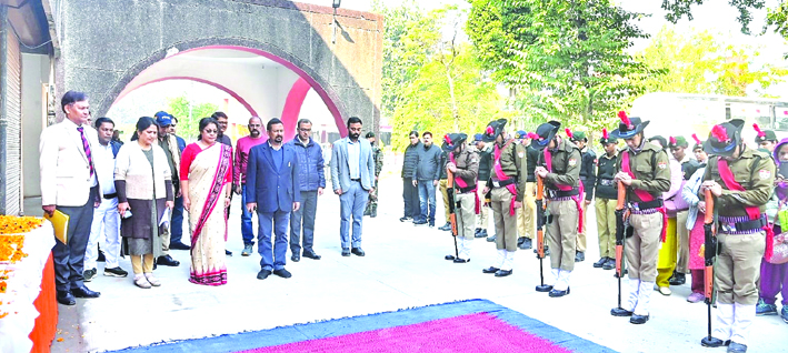 श्रद्धांजलि अर्पित करते हुए