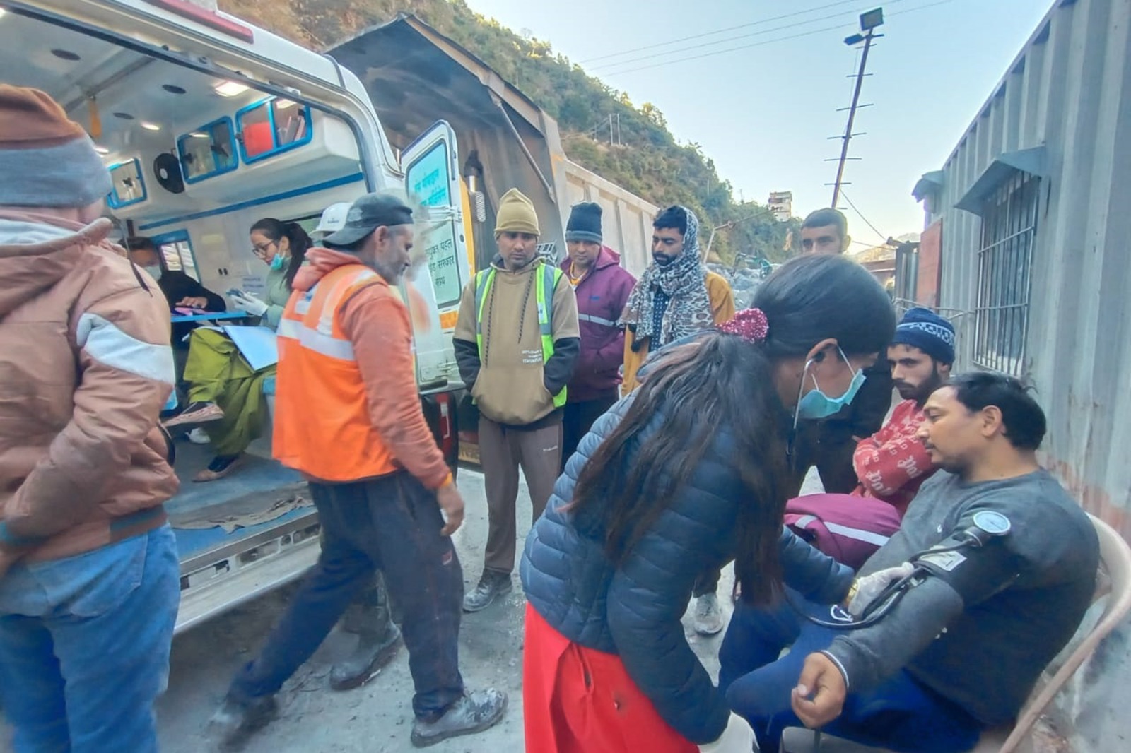 मरीजों का परीक्षण करते चिकित्सक मरीजों का परीक्षण करते चिकित्सक