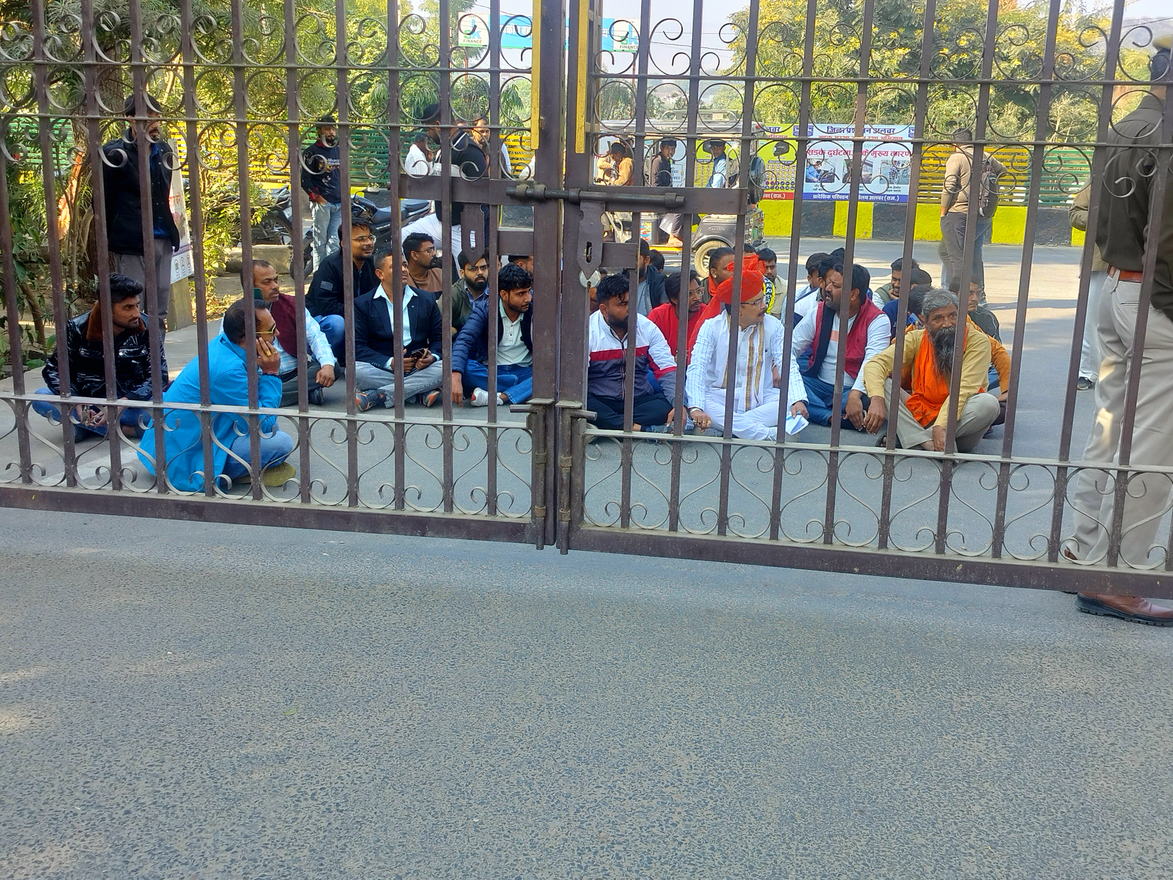 अलवर। मिनी सचिवालय के बाहर प्रदर्शन करते लोग। अलवर। मिनी सचिवालय के बाहर प्रदर्शन करते लोग।