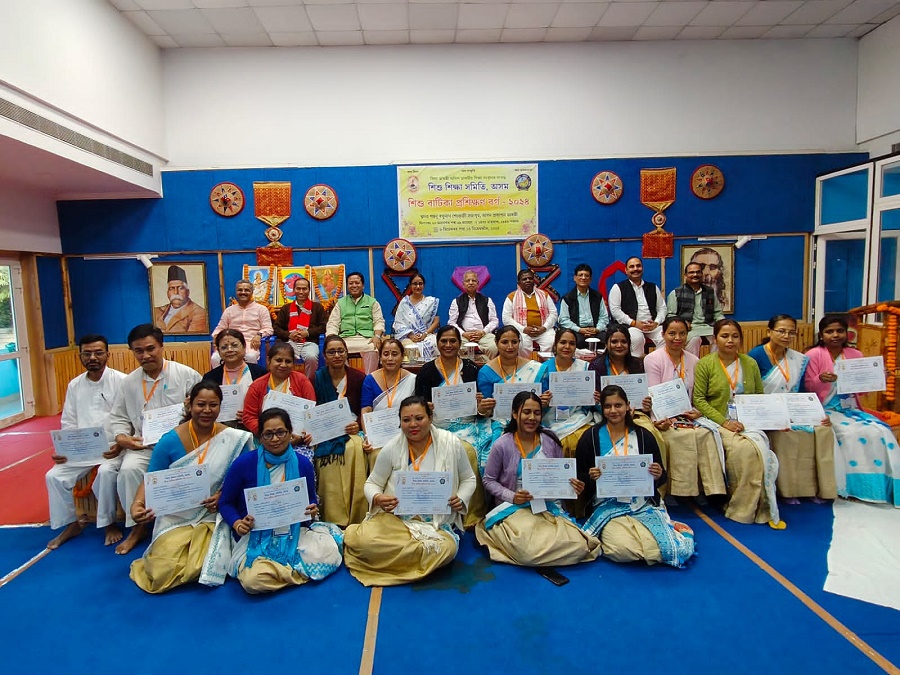गुवाहाटीः विद्या भारती शिशु वाटिका आचार्य प्रशिक्षण वर्ग के समापन अवसर पर उपस्थित प्रशिक्षणार्थी। गुवाहाटीः विद्या भारती शिशु वाटिका आचार्य प्रशिक्षण वर्ग के समापन अवसर पर उपस्थित प्रशिक्षणार्थी।