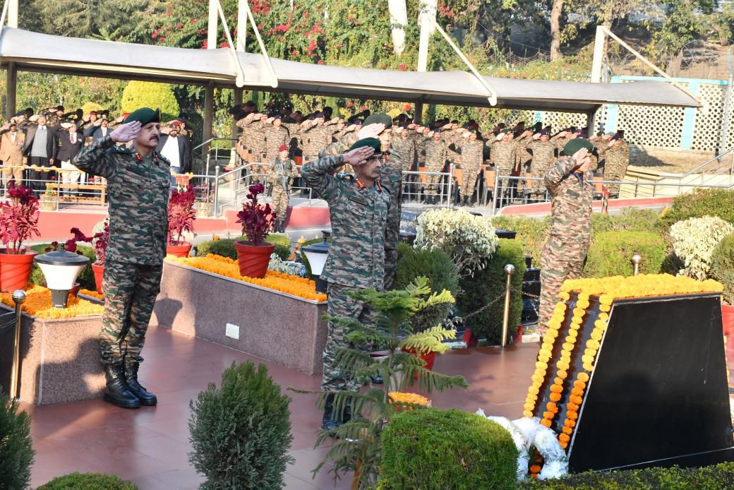 करगिल विजय दिवस पर सेना कमांडर ने ध्रुव युद्ध स्मारक पर की पुष्पांजलि अर्पित करगिल विजय दिवस पर सेना कमांडर ने ध्रुव युद्ध स्मारक पर की पुष्पांजलि अर्पित