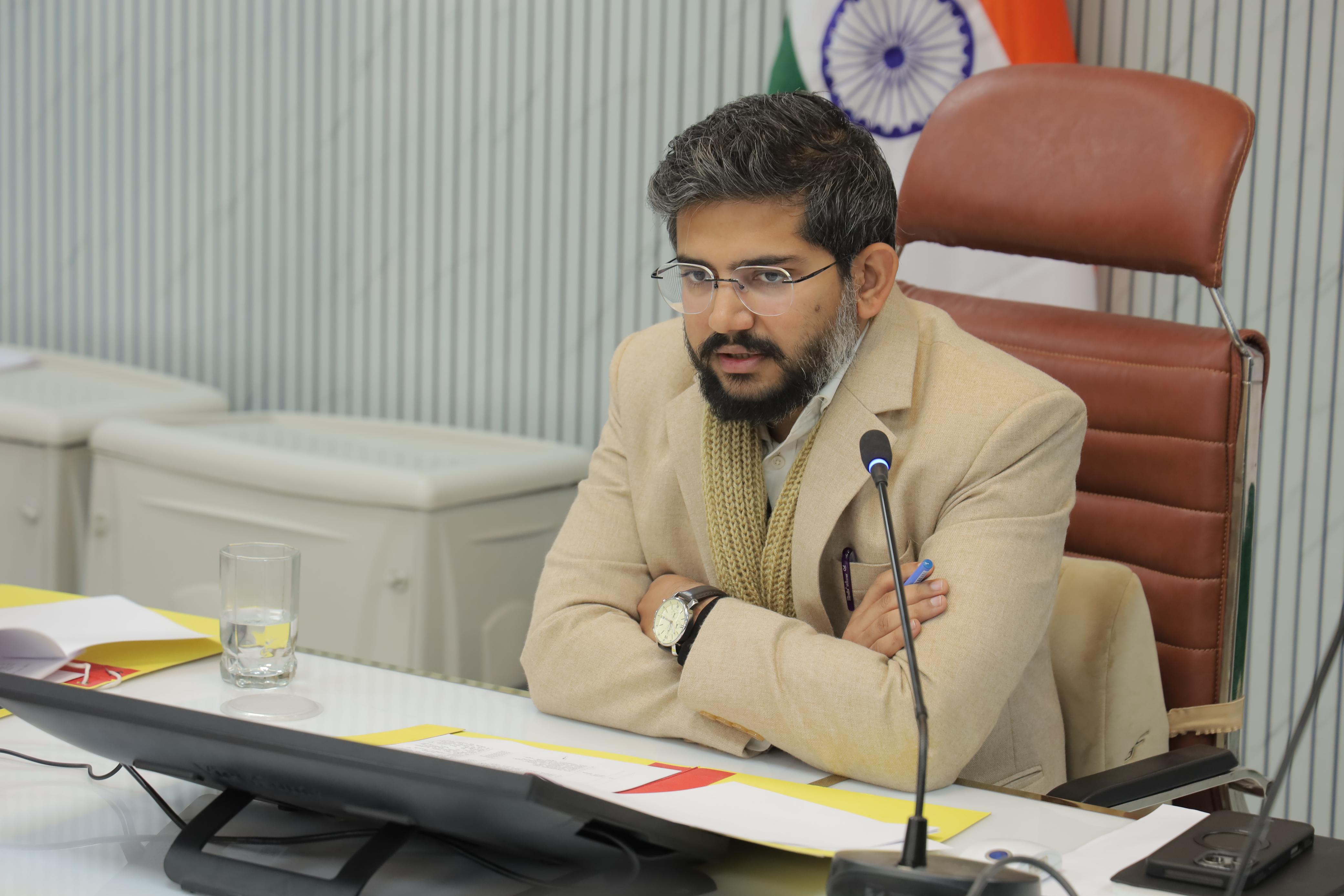 बैठक करते मुख्य विकास अधिकारी अभिनव शाह।