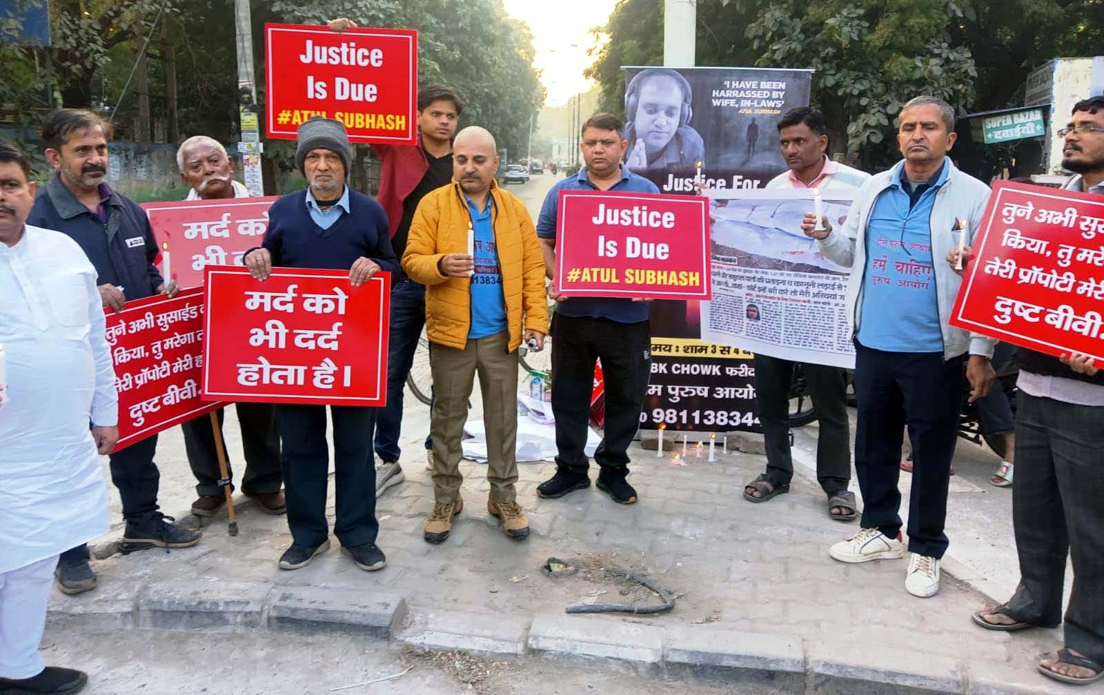 इंजीनियर अतुल सुभाष को कैंडल जलाकर श्रद्धांजलि अर्पित करते टीम पुरूष आयोग के संस्थापक नरेश मेंहदीरत्ता व अन्य सदस्यगण। इंजीनियर अतुल सुभाष को कैंडल जलाकर श्रद्धांजलि अर्पित करते टीम पुरूष आयोग के संस्थापक नरेश मेंहदीरत्ता व अन्य सदस्यगण।