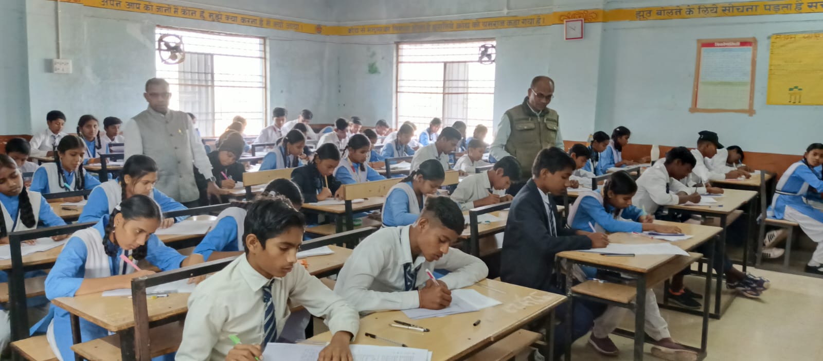 शासकीय उमावि बिरेतरा में अर्धवार्षिक परीक्षा दिलाते हुए विद्यार्थी। शासकीय उमावि बिरेतरा में अर्धवार्षिक परीक्षा दिलाते हुए विद्यार्थी।
