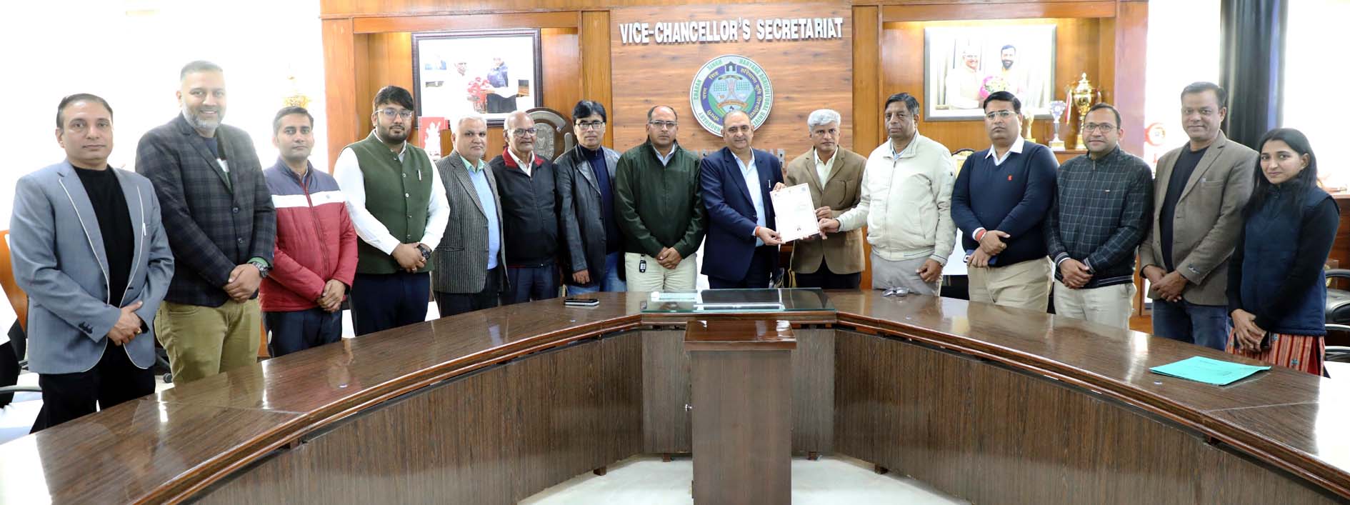 कुलपति प्रो. बीआर कम्बोज पेटेंट प्रमाण पत्र देते हुए व अन्य अधिकारीगण कुलपति प्रो. बीआर कम्बोज पेटेंट प्रमाण पत्र देते हुए व अन्य अधिकारीगण