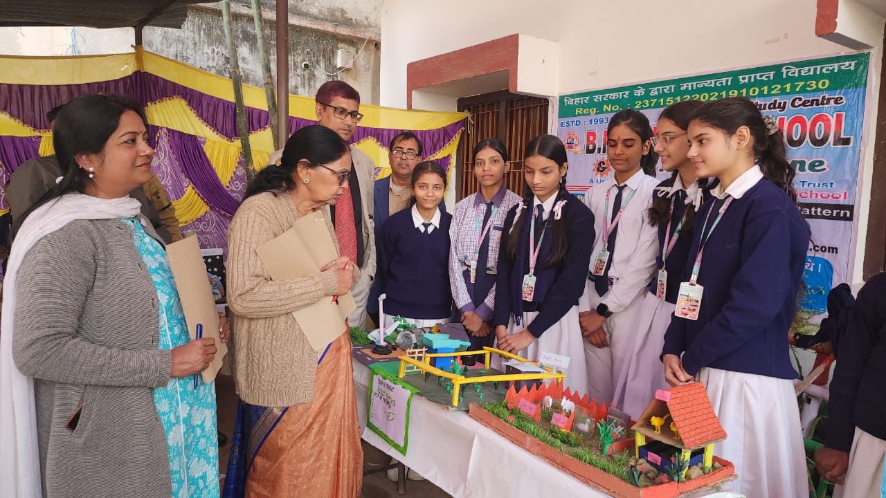 विज्ञान प्रदर्शनी में बल बैज्ञानिक विज्ञान प्रदर्शनी में बल बैज्ञानिक
